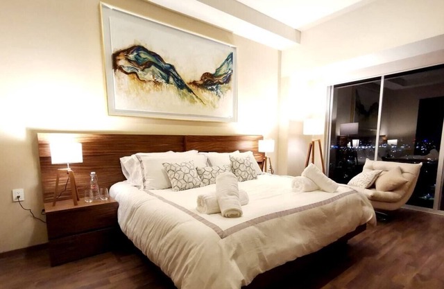 Eriasky Top floor luxury condo