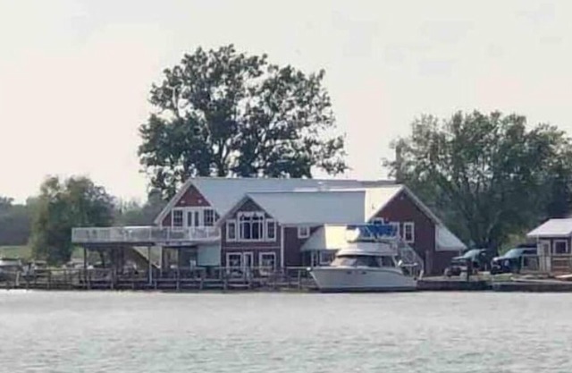 Erie Shores Retreat family cottage with hot tub!!