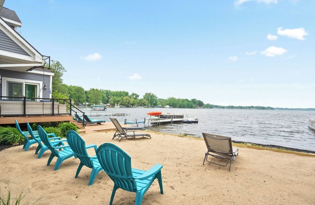 Neu gebautes modernes Lake House