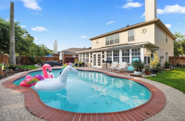 Escape Haven: Pool, Backyard Bliss, Sunroom