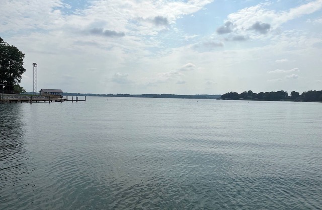 Escape Paradise! Gentle slope to the water, firepit, water skis, paddleboards