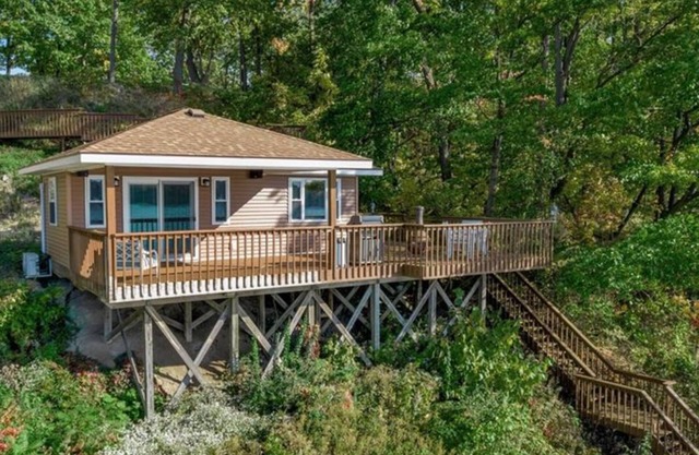 Escape to a Cozy Cabin on the River – Relax & Unwind!