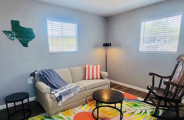 Escape to Comfort & Charm for 4 in Texas’ BBQ Hub!