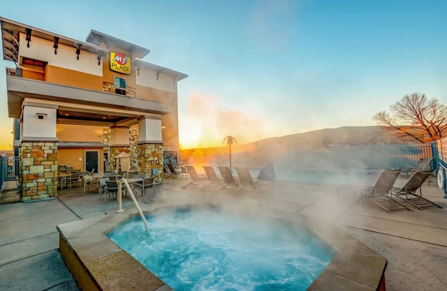 Escape to Comfort: Room with Kitchen Near Local Attractions, Pet-Friendly