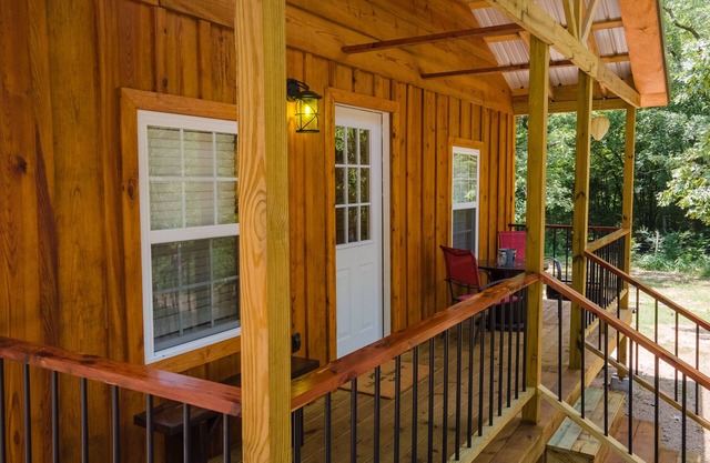 Escape to cozy 2-bedroom cabin near Ouachita Forest 4 min drive away