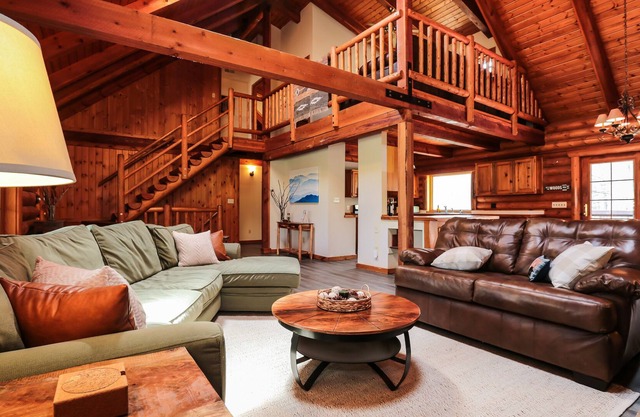 Escape to cozy spacious 5 bdrm log cabin in woods