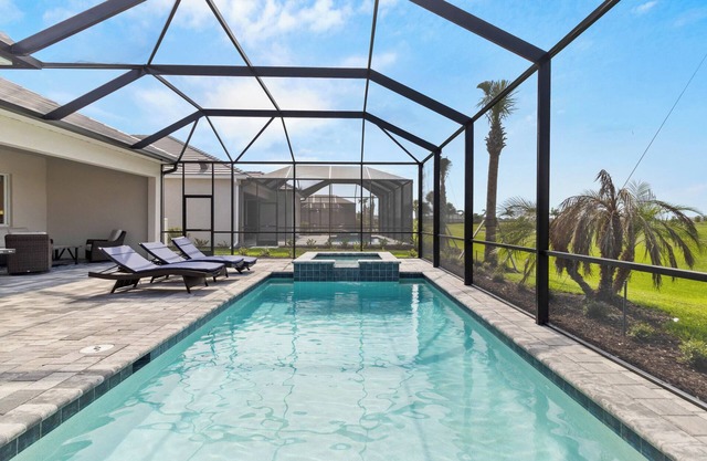 Escape to Luxury: Private Pool with Golf Views