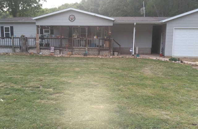 Escape to. Nature 40acres of beauty. 3br 2ba with trails, creek2 car garage .