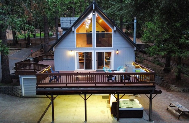 Escape to Nature! Charming Tranquil Cabin w/ Hot Tub!