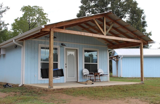 Escape To Nature’s Embrace: Uncle Joe's Creek Retreat - Click's Cabin