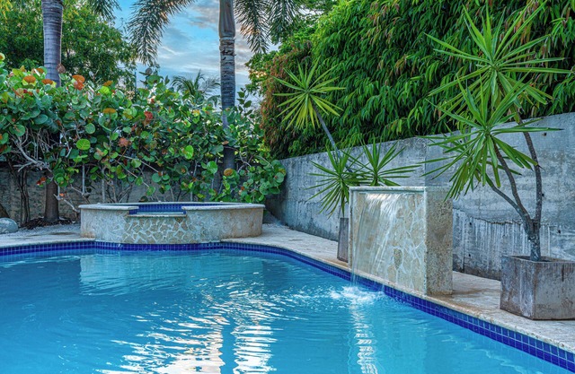 Escape to paradise: private family home with pool near Combate Beach