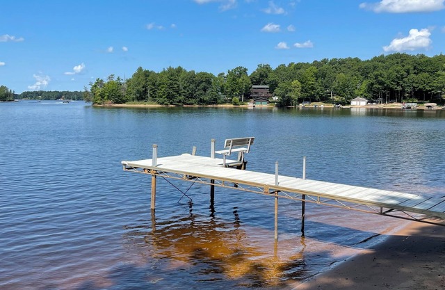 Escape to Paradise: Your dream vacation awaits in our stunning lakefront rental!