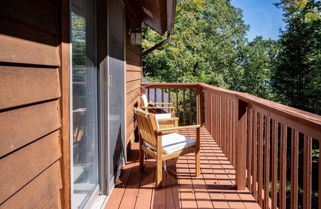 Escape to Peak-a-Boo Lake – Your Secluded Hideaway with Lake & Beach access