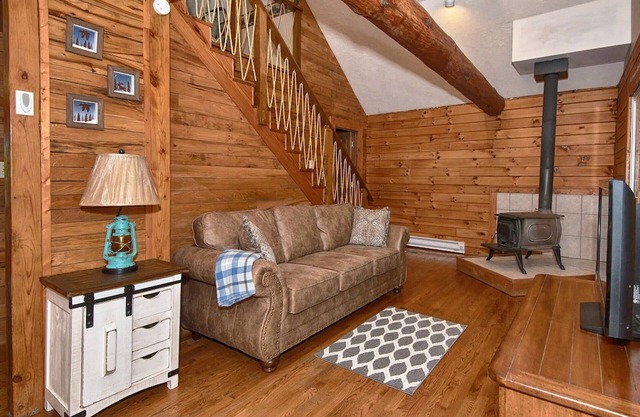 Escape to Privacy and Comfort at Martinwoods Cabins – Wildflower Cabin