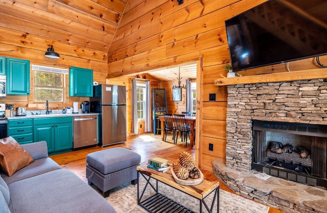 Summer Oasis! King Bed! Dog Friendly! Peaceful!