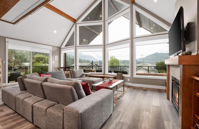 Escape to Serenity: Lake Retreat with Majestic Mountain Views!