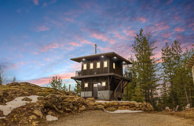 Escape to Serenity: Lookout Tower with Hot Tub, near Schweitzer and Pet-Friendly