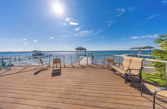 Escape to Serenity: Stunning Lakefront on Seneca