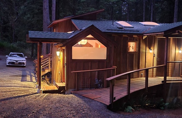 Escape to Serenity: Cozy Romantic Cabin Retreat in the Heart of the Redwoods
