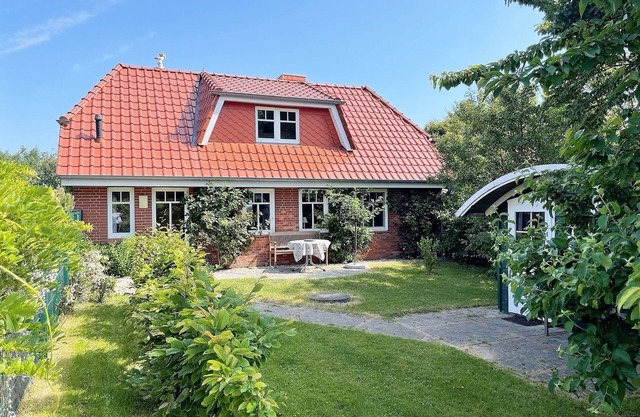 Ferienhaus Benninghusum mit Garten, Terrasse und Kamin