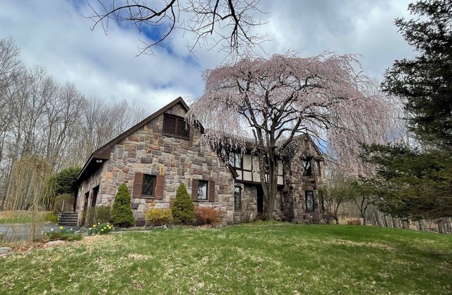 Escape to the Woods: 4-bedroom country house with hot tub spa, sauna, fireplace