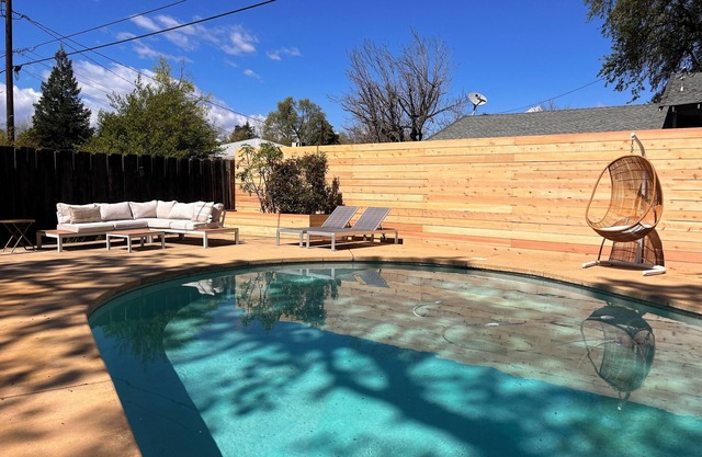 Entfliehen Sie diesem Haus in Redding mit 3 Schlafzimmern, einem Außenpool und einem Spa