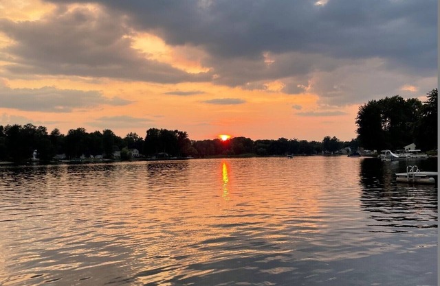 Escape to Tranquility: Lakefront Cottage Just Minutes from Ann Arbor, MI"