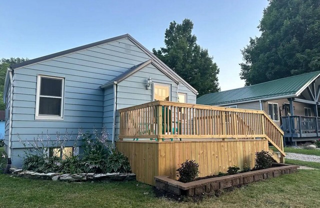 Escape to the Lake- Paddle Boards-Lake Access- Close to St. Joseph & South Haven