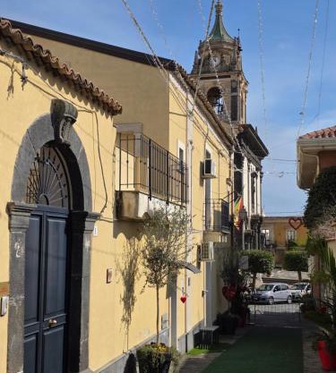 Esclusivo Cortile Duca D'Aosta ai piedi dell'ETNA