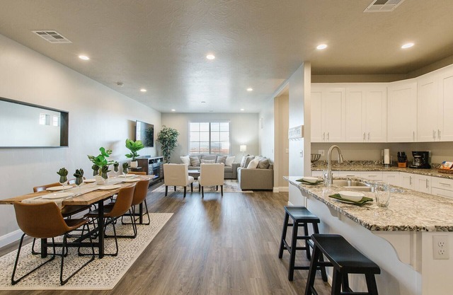 Kennedy`s Hugs Home bietet Platz für 14 Gäste, 3 Schlafzimmer, 2. 5 Badezimmer, in der Nähe von Sand Hollow, X-Box, Bea
