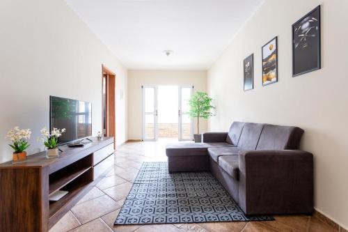 Espaçoso com 2 Quartos, bem tranquilo c/varanda!