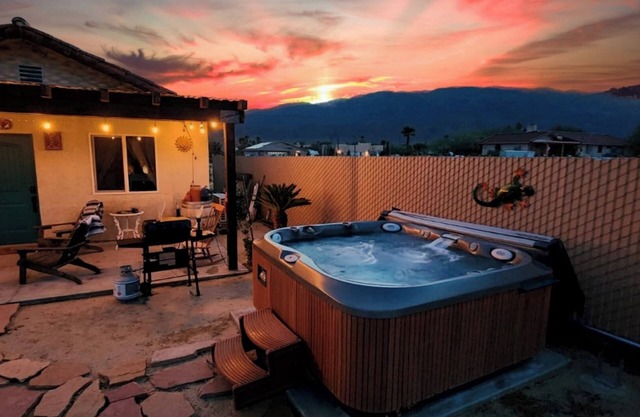Espacio Para Disfrutar el Cielo Nocturno Dentro de una Bañera con Hidromasajes