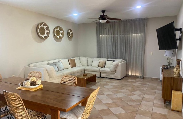 Espacioso departamento a solo 25 metros de QUINTA AVENIDA