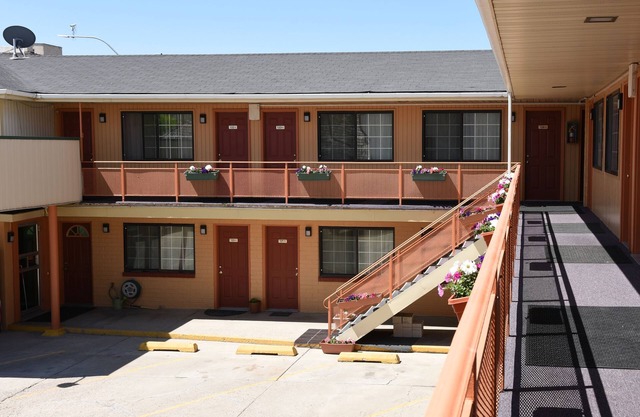 Esquire Inn