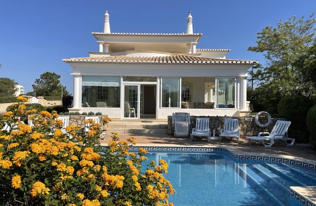 Etablierte Villa mit privatem Pool und gepflegten Gärten