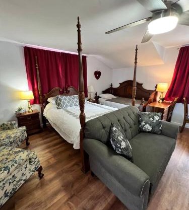 Estate Guest Home Upstairs, EV Charger on site