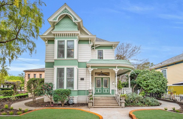 Estate room at bed & breakfast in downtown Napa with AC, WiFi, pool, and hot tub