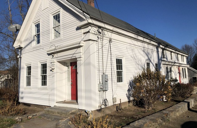 Das Etinde House liegt zehn Minuten vom Umass, dem Amherst College, dem Einkaufszentrum Hampshire, dem Mount Holyoke College und eine Minute vom Hampshire College entfernt