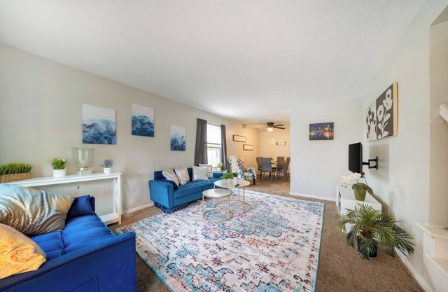 Euclid Eclipse! 3 bedroom 1 bath w/king bed, up to 7 guests