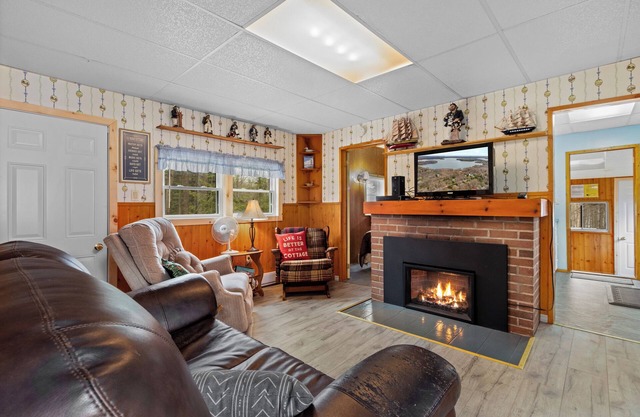 Eugenia Lake Cottage. One minute walk to beach. September/October discounted.
