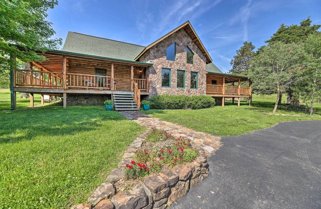 Eureka Springs Area Cabin w/ Deck + 7 Acres!