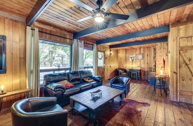 Eureka Springs Rental Cabin 8 Mi to Downtown!