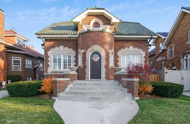 European custom built home with 3 bedrooms near Chicago