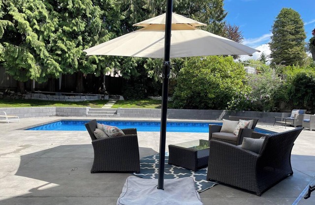 EuroStyle Suite in the heart of North Vancouver. Minutes to Grouse Mountain