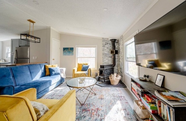 EV Modern Cozy Waterfront Cottage with Fireplace