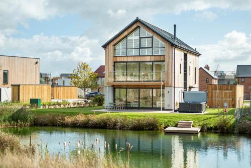 Everdene OI14 Lakeside Property with Hot Tub at Silverlake Dorset