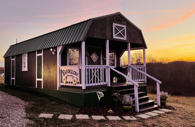 Everglow Hollow- Adorable Tiny House near Lake Cumberland, KY. Pet Friendly!
