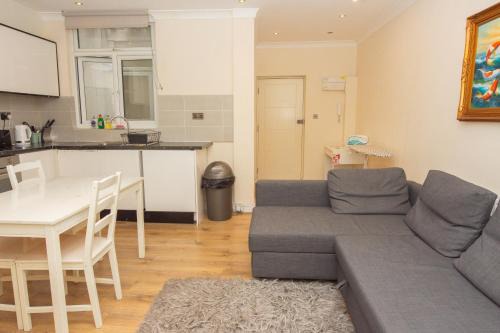 Evergreen Apartments- Flat 2