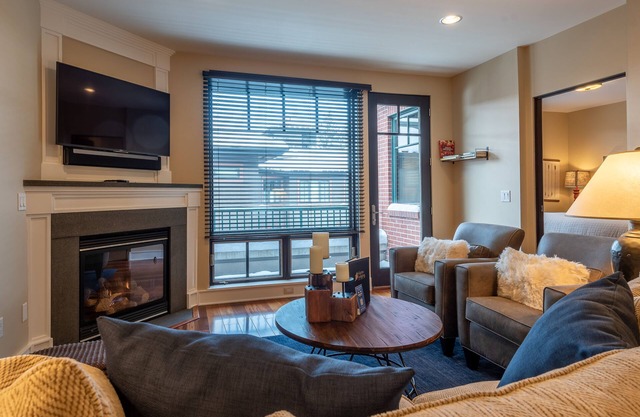 Evergreen Condo 26 - Roomy Downtown Condo, Walk to Everything