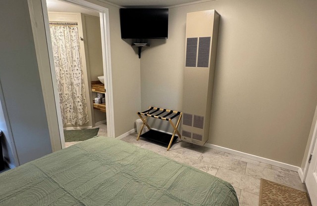 Evergreen Escape 1 bed cabin near Tippy Dam, Trails, Lake Mi, Manistee River NEW